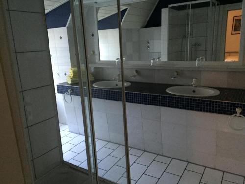 Bathroom, Jugendhotel Nurnberg in Nuremberg Airport Area Bathroom, Jugendhotel Nurnberg in Nuremberg Airport Area