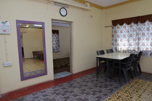 Faciliteiten, 180m² 2 slaapkamer, 2 privé badkamer Vrijstaande woning in Abids (For Families-10 Guests.) near Taj Falaknuma Palace Faciliteiten, 180m² 2 slaapkamer, 2 privé badkamer Vrijstaande woning in Abids (For Families-10 Guests.) near Taj Falaknuma Palace