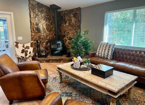 Near Yosemite, A Tranquil Getaway with Creek Frontage in Oakhurst Near Yosemite, A Tranquil Getaway with Creek Frontage in Oakhurst