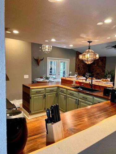 Near Yosemite, A Tranquil Getaway with Creek Frontage in Oakhurst Near Yosemite, A Tranquil Getaway with Creek Frontage in Oakhurst