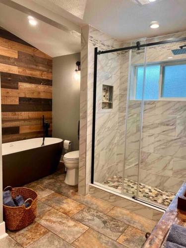 Near Yosemite, A Tranquil Getaway with Creek Frontage in Oakhurst Near Yosemite, A Tranquil Getaway with Creek Frontage in Oakhurst