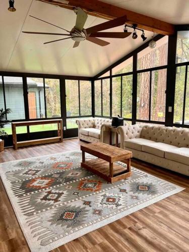 Near Yosemite, A Tranquil Getaway with Creek Frontage in Oakhurst Near Yosemite, A Tranquil Getaway with Creek Frontage in Oakhurst