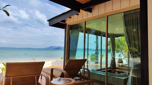 Balcony/terrace, Koh Mook Sivalai Beach Resort in Trang Balcony/terrace, Koh Mook Sivalai Beach Resort in Trang