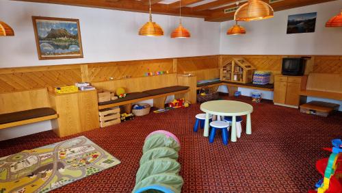 Chesa Bellaval, Haus la Vuolp 2 1 2-Zimmerwohnung in Silvaplana Chesa Bellaval, Haus la Vuolp 2 1 2-Zimmerwohnung in Silvaplana
