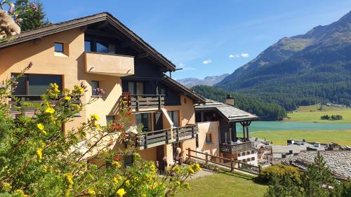 Chesa Bellaval, Haus Leivra 2 1 2-Zimmerwohnung in Silvaplana Chesa Bellaval, Haus Leivra 2 1 2-Zimmerwohnung in Silvaplana
