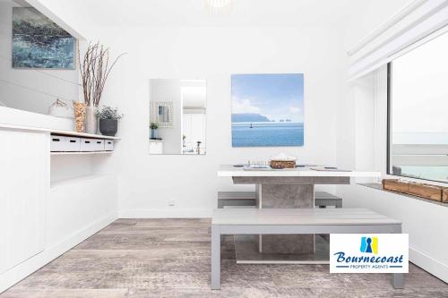 Facilities, BOURNECOAST: MODERN HOLIDAY FLAT- SEA VIEWS-FM8497 in East Southbourne and Tuckton Facilities, BOURNECOAST: MODERN HOLIDAY FLAT- SEA VIEWS-FM8497 in East Southbourne and Tuckton