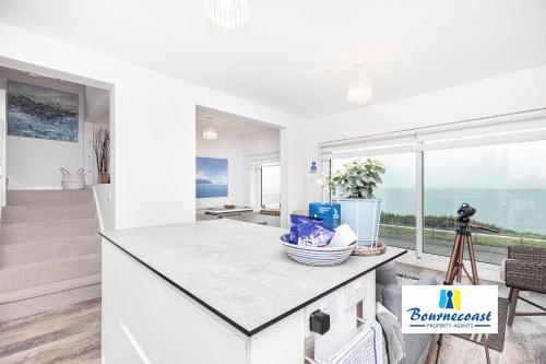 Facilities, BOURNECOAST: MODERN HOLIDAY FLAT- SEA VIEWS-FM8497 in East Southbourne and Tuckton Facilities, BOURNECOAST: MODERN HOLIDAY FLAT- SEA VIEWS-FM8497 in East Southbourne and Tuckton