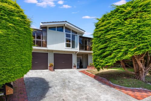 Retro 4 bedroom home, warm and welcoming, quiet location in Porirua Retro 4 bedroom home, warm and welcoming, quiet location in Porirua