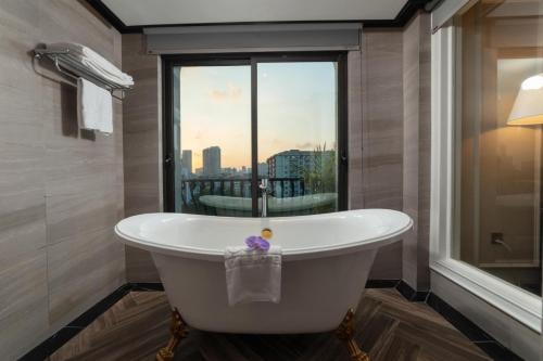 Bathroom, FTE BA DINH in Ba Dinh Bathroom, FTE BA DINH in Ba Dinh