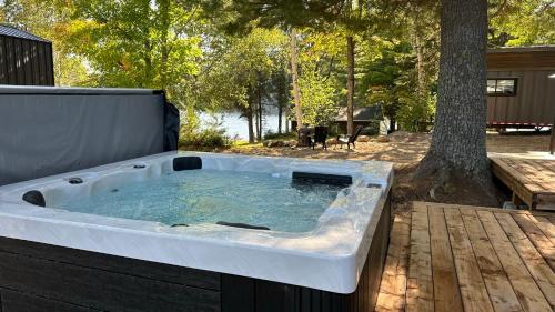 熱水浴缸, Micro chalet Le Boisé ! (Micro chalet Le Boise !) in 聖澤農 (QC) 熱水浴缸, Micro chalet Le Boisé ! (Micro chalet Le Boise !) in 聖澤農 (QC)