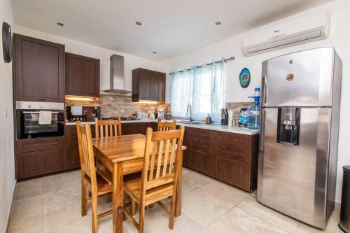 Spotless 3 BRs house w/ pool in Coxen Hole Spotless 3 BRs house w/ pool in Coxen Hole