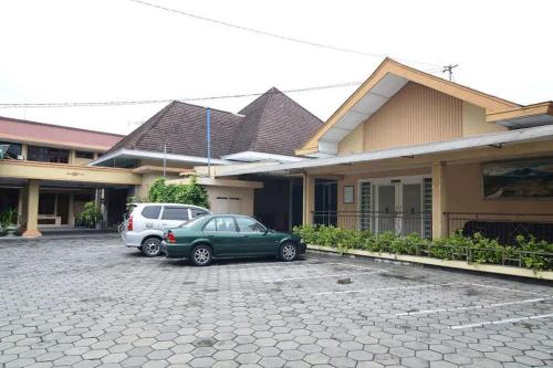 Exterior view, RedDoorz Plus @ Laweyan near Dalem Kalitan Exterior view, RedDoorz Plus @ Laweyan near Dalem Kalitan