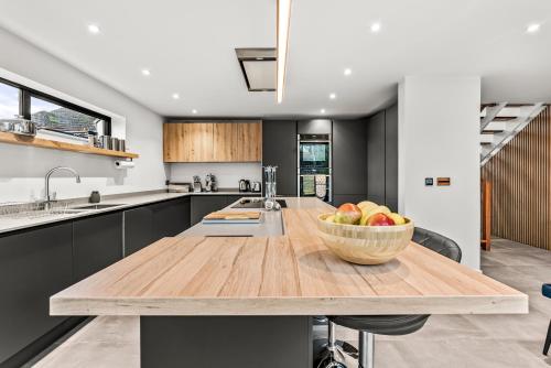 Elegant Retreat in Cheltenham - Garden & Parking Included in Charlton Kings Elegant Retreat in Cheltenham - Garden & Parking Included in Charlton Kings