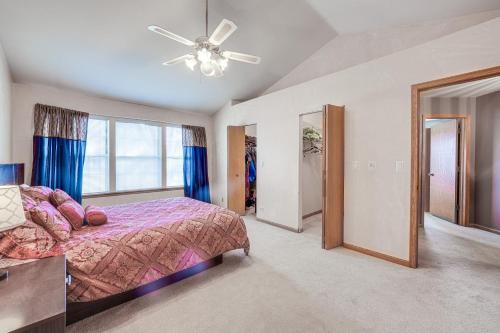 Hanover Park Townhome with Grill 36 Mi to Chicago!