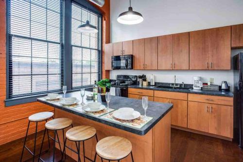 NY Style Centric Loft with King Bed by Park av in Rochester (New York) NY Style Centric Loft with King Bed by Park av in Rochester (New York)