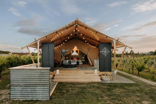 ห้องส่วนกลางสำหรับนั่งเล่น/ดูทีวี, Glamping In The Vines in ไคลฟ์ ห้องส่วนกลางสำหรับนั่งเล่น/ดูทีวี, Glamping In The Vines in ไคลฟ์