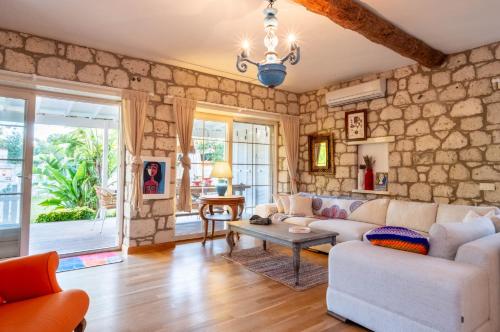 Facilities, Luxury Duplex Villa w Pool and Garden in Alacati in Cesme Facilities, Luxury Duplex Villa w Pool and Garden in Alacati in Cesme