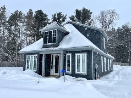 Cozy Muskoka 4-bedroom cottage on Lake Rosseau in Minett (ON) Cozy Muskoka 4-bedroom cottage on Lake Rosseau in Minett (ON)