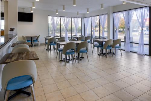 餐飲選擇, 勒瓊營溫德姆柏茂酒店 (Baymont by Wyndham Camp Lejeune) in 阿什塔比拉 (NC) 餐飲選擇, 勒瓊營溫德姆柏茂酒店 (Baymont by Wyndham Camp Lejeune) in 阿什塔比拉 (NC)