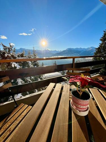 Balkon/teras, Vue imprenable sur les Alpes et Parking privé gratuit (Vue imprenable sur les Alpes et Parking prive gratuit) in Crans Montana Balkon/teras, Vue imprenable sur les Alpes et Parking privé gratuit (Vue imprenable sur les Alpes et Parking prive gratuit) in Crans Montana