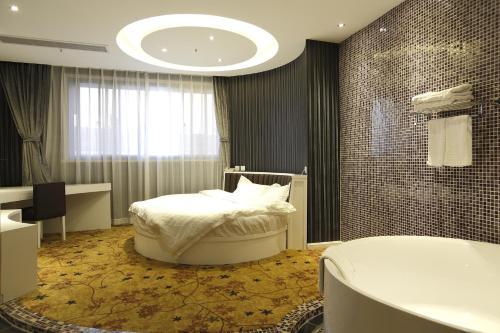 This photo about Super 8 Changzhouhuaide shared on HyHotel.com