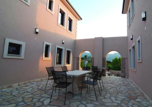 المرافق, Palataki Margariti in Margariti المرافق, Palataki Margariti in Margariti