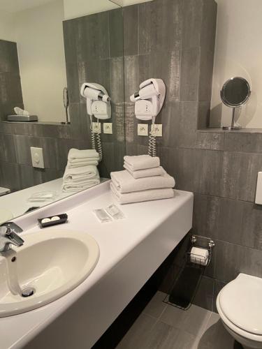 Bathroom, L'AUBERGE DU RHONE in Chavanoz Bathroom, L'AUBERGE DU RHONE in Chavanoz