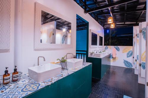 Bathroom, LArtista Hostel near Robinsons Place Mall Palawan Bathroom, LArtista Hostel near Robinsons Place Mall Palawan