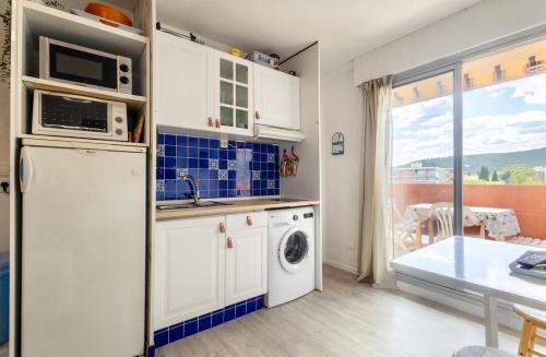 Studio cabine Les Rives de la Favière piscine et tennis les pieds dans l'eau