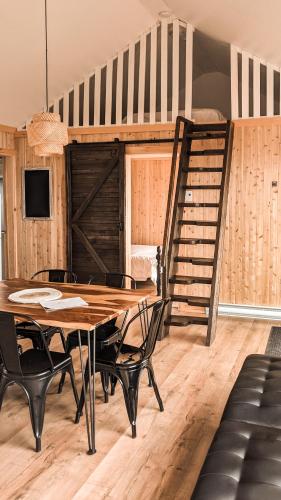 Le Martin Pecheur 2 à 4 personnes (Le Martin Pecheur 2 a 4 personnes) in Nouvelle (QC) Le Martin Pecheur 2 à 4 personnes (Le Martin Pecheur 2 a 4 personnes) in Nouvelle (QC)