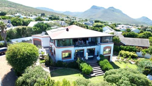 Luxurious, spacious holiday apartment in Noordhoek