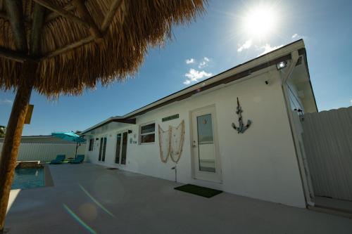 Exterior view, Poolside Paradise Retreat in Kendale Lakes Exterior view, Poolside Paradise Retreat in Kendale Lakes