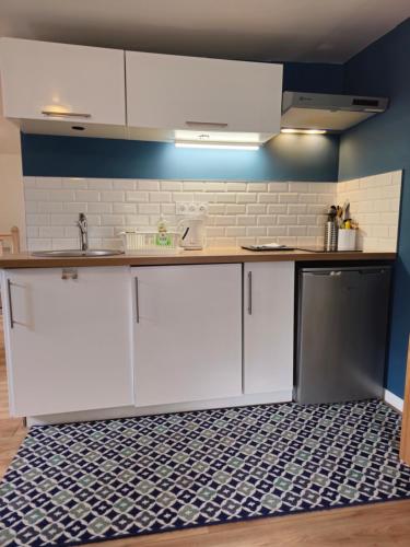 Kitchen, Sous les toits de Saint Valery En Caux - situe sur le port de plaisance- in Saint-Valery-en-Caux Kitchen, Sous les toits de Saint Valery En Caux - situe sur le port de plaisance- in Saint-Valery-en-Caux