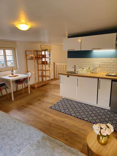 Kitchen, Sous les toits de Saint Valery En Caux - situe sur le port de plaisance- in Saint-Valery-en-Caux Kitchen, Sous les toits de Saint Valery En Caux - situe sur le port de plaisance- in Saint-Valery-en-Caux