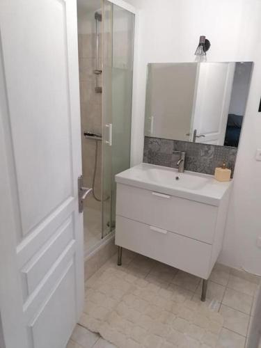 Dusche, Maisonnette indépendante (Maisonnette independante) in Morangis Dusche, Maisonnette indépendante (Maisonnette independante) in Morangis