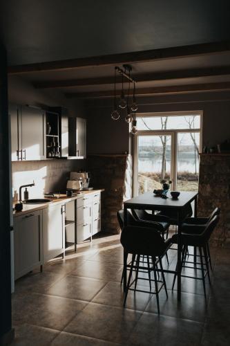 廚房, Zilais Zirgs in 新葉爾加華 廚房, Zilais Zirgs in 新葉爾加華