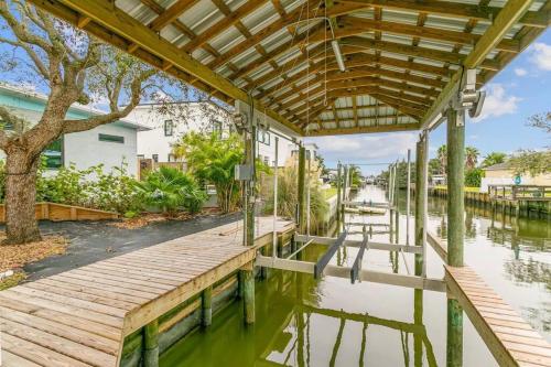 شرفة/ تراس, Swim & Dock in Style: Art Deco Beach Escape in Butler Beach شرفة/ تراس, Swim & Dock in Style: Art Deco Beach Escape in Butler Beach