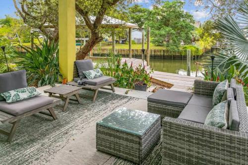 شرفة/ تراس, Swim & Dock in Style: Art Deco Beach Escape in Butler Beach شرفة/ تراس, Swim & Dock in Style: Art Deco Beach Escape in Butler Beach