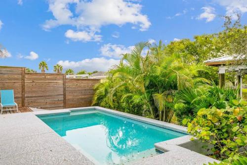 شرفة/ تراس, Swim & Dock in Style: Art Deco Beach Escape in Butler Beach شرفة/ تراس, Swim & Dock in Style: Art Deco Beach Escape in Butler Beach