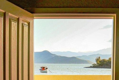 Casa pé na areia com vista especial do pôr do sol. (Casa pe na areia com vista especial do por do sol.) in Ribeirao da Ilha Casa pé na areia com vista especial do pôr do sol. (Casa pe na areia com vista especial do por do sol.) in Ribeirao da Ilha