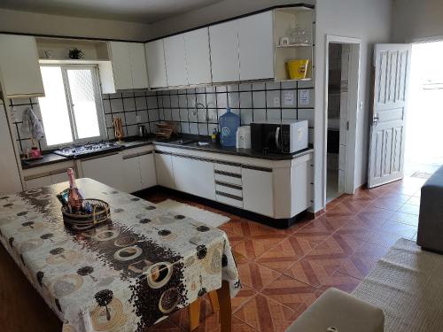 Casa pé na areia com vista especial do pôr do sol. (Casa pe na areia com vista especial do por do sol.) in Ribeirao da Ilha Casa pé na areia com vista especial do pôr do sol. (Casa pe na areia com vista especial do por do sol.) in Ribeirao da Ilha