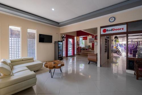 Lobby, RedDoorz near Bojonegoro Train Station in Bojonegoro Lobby, RedDoorz near Bojonegoro Train Station in Bojonegoro