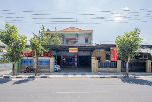 外観, レッドドアーズ スヤリア ニア アルン-アルン ボジョネゴロ (RedDoorz Syariah near Alun-Alun Bojonegoro) in Bojonegoro City 外観, レッドドアーズ スヤリア ニア アルン-アルン ボジョネゴロ (RedDoorz Syariah near Alun-Alun Bojonegoro) in Bojonegoro City