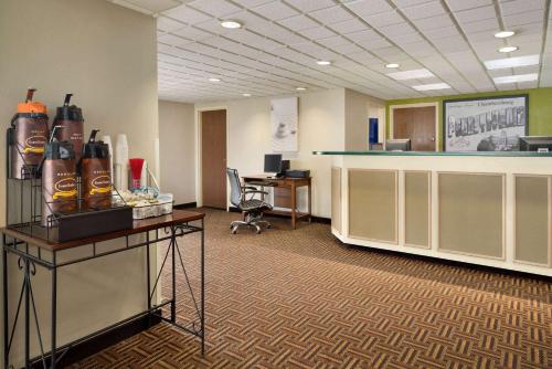 Фойє, Super 8 By Wyndham Chambersburg I-81 in Чемберсберг (Пенсильванія) Фойє, Super 8 By Wyndham Chambersburg I-81 in Чемберсберг (Пенсильванія)