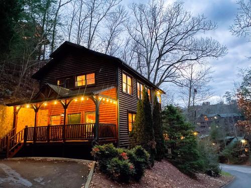 Exterior view, Spacious Resort Log Cabin, Easy Drive, Hot Tub, Arcade Gameroom, Mountain Vibe in Gatlinburg (TN) Exterior view, Spacious Resort Log Cabin, Easy Drive, Hot Tub, Arcade Gameroom, Mountain Vibe in Gatlinburg (TN)