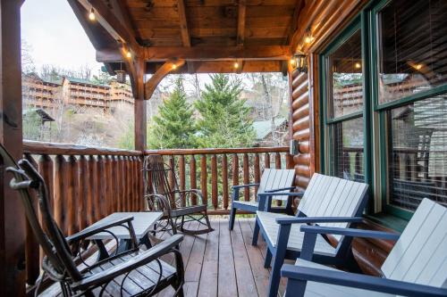 Spacious Resort Log Cabin, Easy Drive, Hot Tub, Arcade Gameroom, Mountain Vibe in Gatlinburg (TN) Spacious Resort Log Cabin, Easy Drive, Hot Tub, Arcade Gameroom, Mountain Vibe in Gatlinburg (TN)