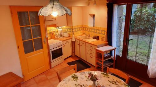 Kitchen, La petite maison dans la prairie in Le Boulou Kitchen, La petite maison dans la prairie in Le Boulou