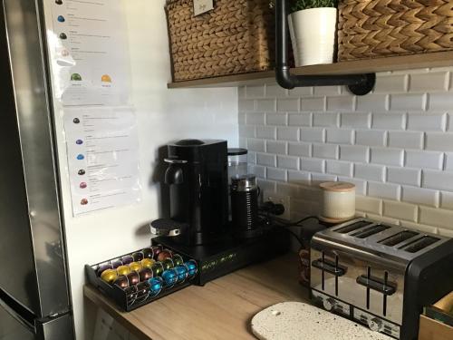 Lg Qs Rm Private Luxury Bathrm Strictly NON SMOKERS and Genuine Travellers ONLY over 25 in Rockingham Lg Qs Rm Private Luxury Bathrm Strictly NON SMOKERS and Genuine Travellers ONLY over 25 in Rockingham