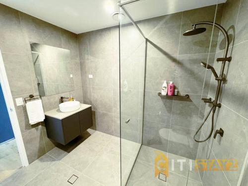 Lavish in Lyneham - 2BD 1Bth Apt in لاينهام Lavish in Lyneham - 2BD 1Bth Apt in لاينهام