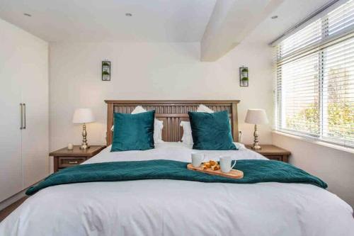 A-Wave from it All! 2 Bed Sea Point